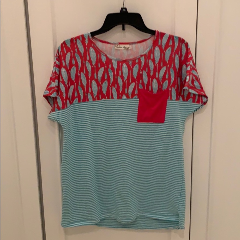 Adorable turquoise and hot pink shirt w/feathers